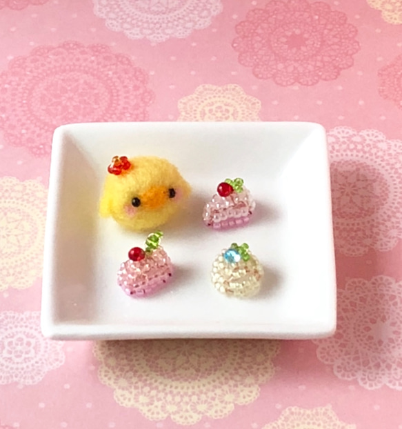 ヒヨコちゃん、お皿の上でケーキパーティー 5枚目の画像