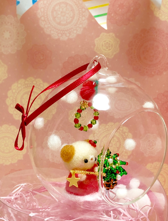 小雪が舞うガラスドームの中で、小さなくまさんのロマンティック・クリスマス 2枚目の画像