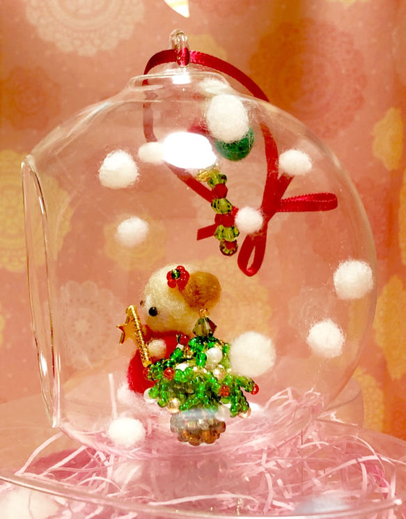 小雪が舞うガラスドームの中で、小さなくまさんのロマンティック・クリスマス 3枚目の画像