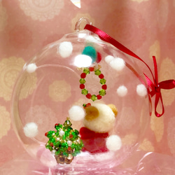 小雪が舞うガラスドームの中で、小さなくまさんのロマンティック・クリスマス 5枚目の画像