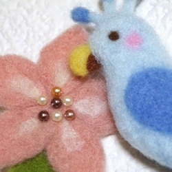 羊毛フェルト　小鳥&お花ブローチ＊インコブルー 2枚目の画像