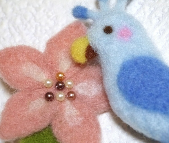 羊毛フェルト　小鳥&お花ブローチ＊インコブルー 2枚目の画像