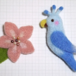 羊毛フェルト　小鳥&お花ブローチ＊インコブルー 3枚目の画像