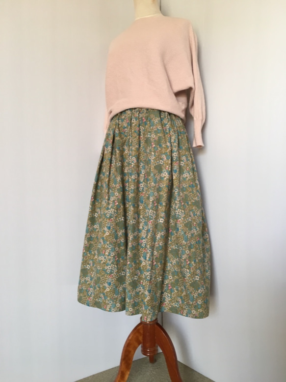 コットンコーデュロイ タックギャザースカート（フラワーガーデン・グリーン） 2枚目の画像