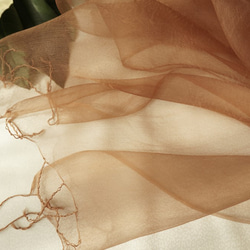 枇杷の葉染め：シルクオーガンジー大判ストール（A） 2枚目の画像