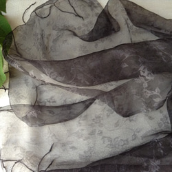 桂染め：シルクオーガンジーストール　花模様（F) 2枚目の画像