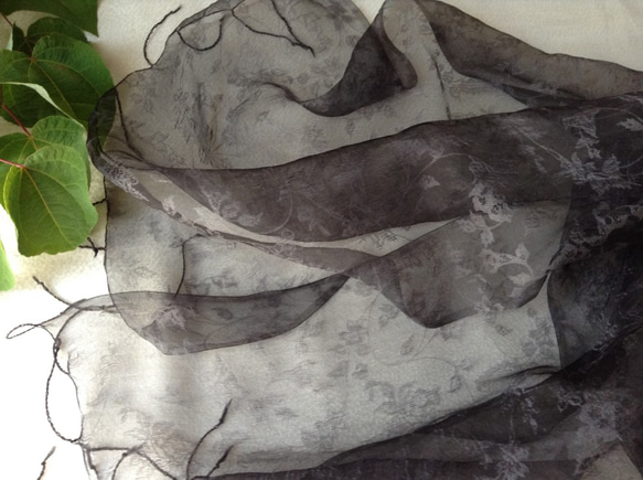 桂染め：シルクオーガンジーストール　花模様（F) 2枚目の画像