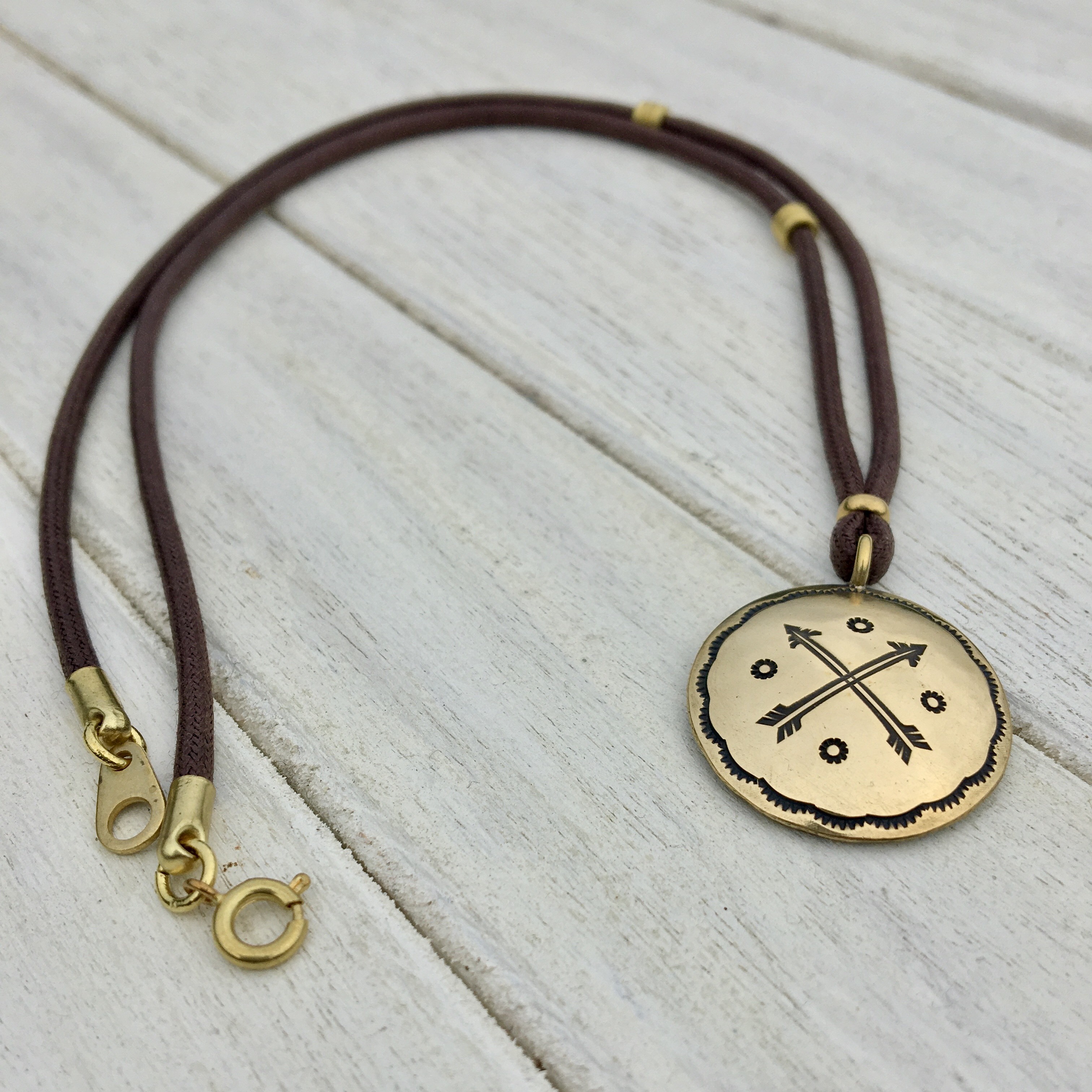 矢柄真鍮コンチョ コードネックレス