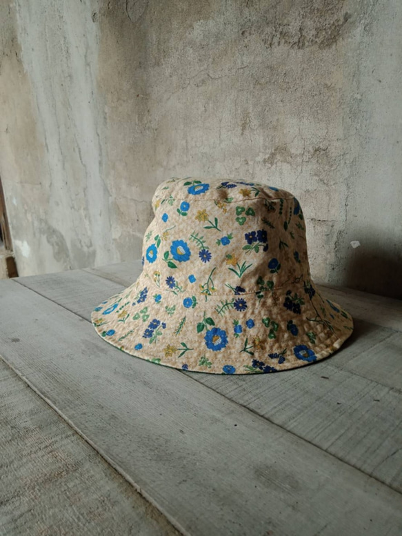 藍花卉藤編偽草帽 防潑水雙面寬簷漁夫帽 第2張的照片