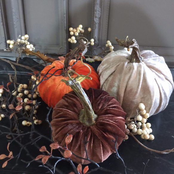 秋のインテリア小物..........ベロア生地のかぼちゃ（大小2個セット） 9枚目の画像