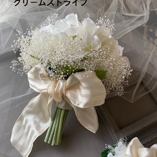 ①ホワイトアジサイとかすみ草のウエディングブーケ（ブートニア