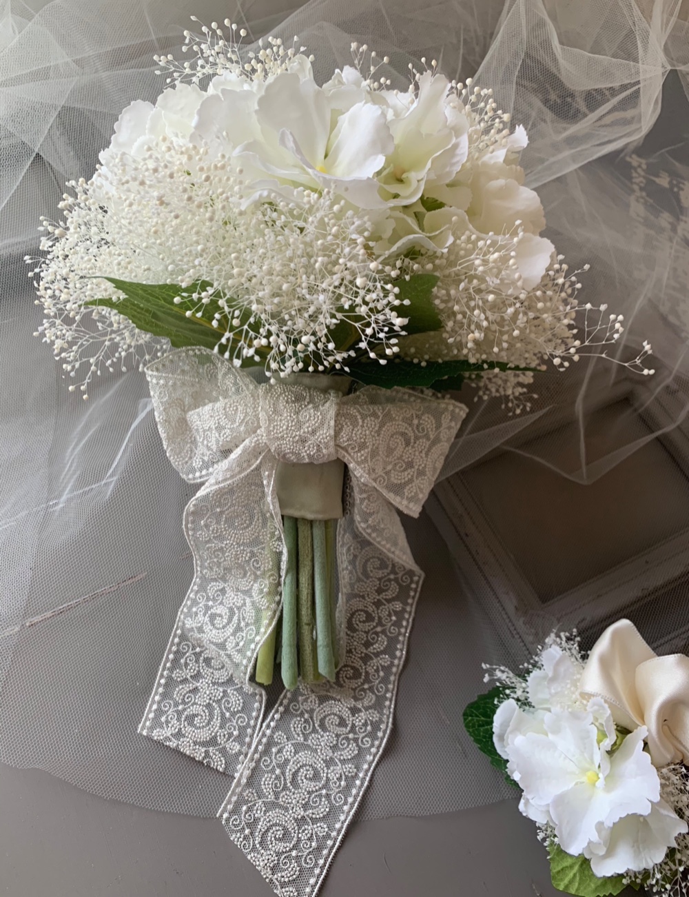 ②ホワイトアジサイとかすみ草のウエディングブーケ（ブートニア付き）...23cmサイズ