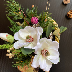 華やかななマグノリアのお正月飾り（クリームホワイトベース） 2枚目の画像