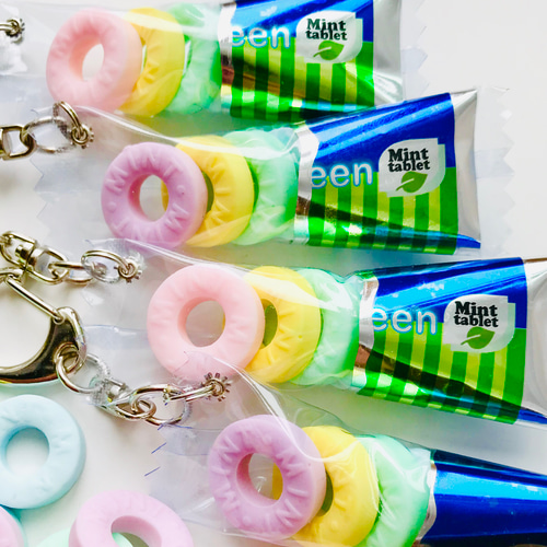 ミントタブレット(バイオレット色)のビリビリパッケージキーホルダー