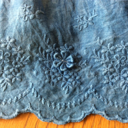 藍染めスカートお花の刺繍 3枚目の画像