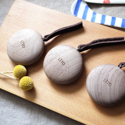 round / 圓．石 手工木製小捲尺 布尺-胡桃木 (焦糖可可） 第2張的照片