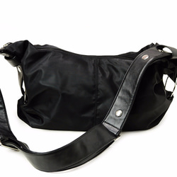 BAGCOM･小彎月手提肩背包(長短背帶可換)-黑色 ★198016-00 第2張的照片