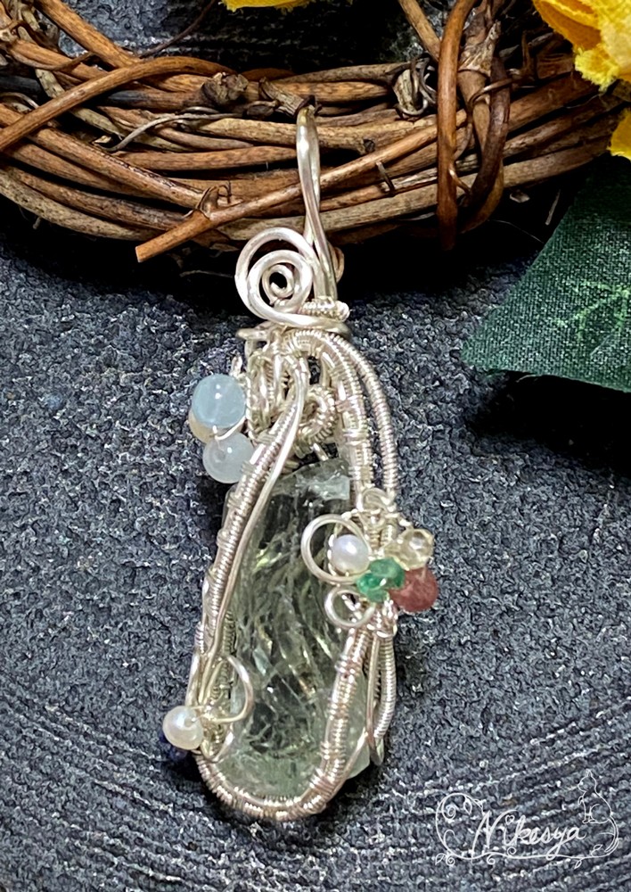 【ワイヤーアクセサリー】プラシオライト(グリーンアメジスト)原石のペンダントトップ【１点もの】【送料無料】