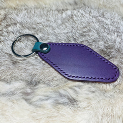 【ヨーロッパ産ヌメ革】キーホルダー 革 革製品 革小物 レザー レザークラフト 紫色 パープル  手づくり　モノづくり 2枚目の画像