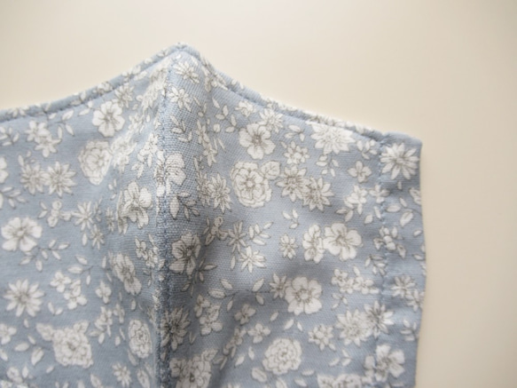 小さめ　子供用　ポケット付き　国産　ダブルガーゼ　立体マスク　ナチュラル　フラワー　小花柄　ブルーグレー　くすみブルー 5枚目の画像