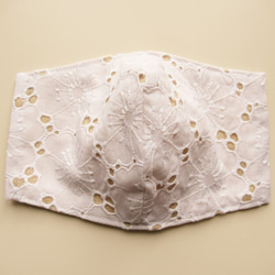 【夏マスク】コットンレースが可憐な　大人用　ポケット付き　立体マスク　ホワイト×ベージュ　刺繍　花柄　サクラ　レース 2枚目の画像