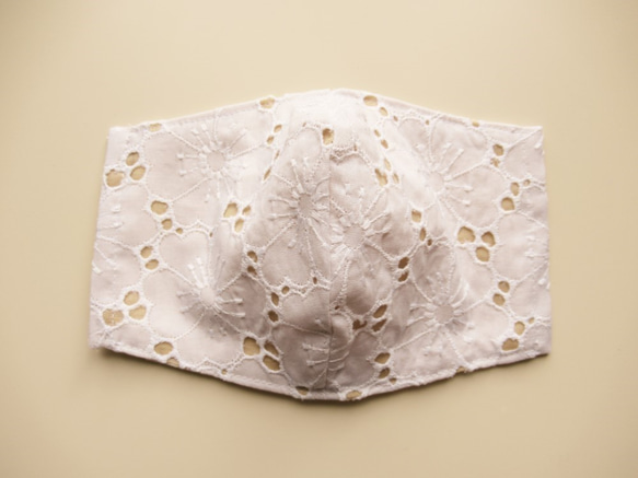 【夏マスク】コットンレースが可憐な　大人用　ポケット付き　立体マスク　ホワイト×ベージュ　刺繍　花柄　サクラ　レース 2枚目の画像