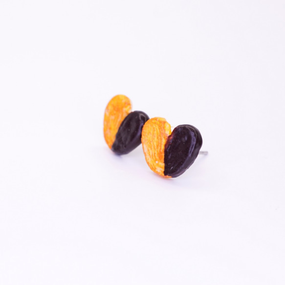 遊び心のあるデザインのチョコレートケーキ蝶のイヤリング 2枚目の画像
