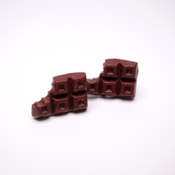 遊び心のあるデザイン一口チョコレートのイヤリング 1枚目の画像