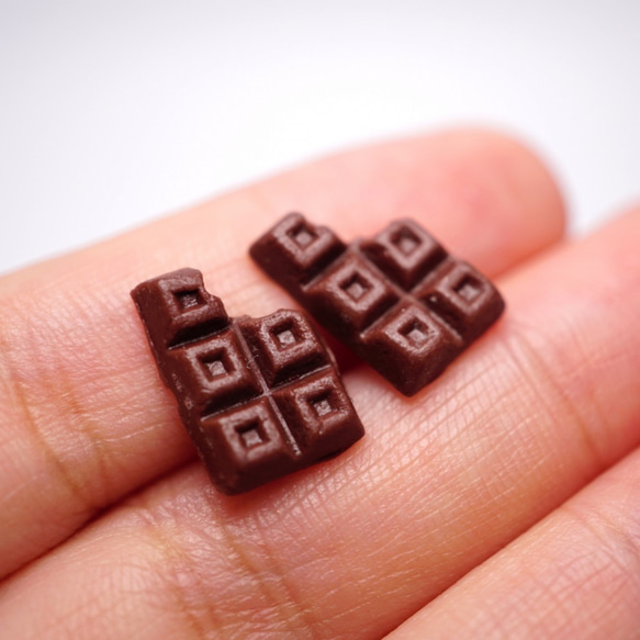 遊び心のあるデザイン一口チョコレートのイヤリング 4枚目の画像