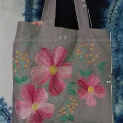 手刺繍の手提げバッグ・・・大きな夢の花・・・ 2枚目の画像