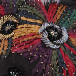 手刺繍の手提げバッグ・・黒シルク地に刺繍糸、リボン刺繍糸、ｽﾊﾟﾝグル、ﾋﾞｰｽﾞを使って 3枚目の画像