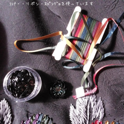 手刺繍の手提げバッグ・・黒シルク地に刺繍糸、リボン刺繍糸、ｽﾊﾟﾝグル、ﾋﾞｰｽﾞを使って 5枚目の画像