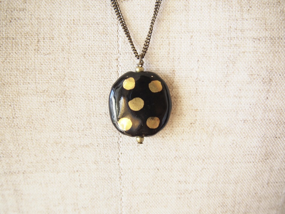 Kazuriカズリビーズのネックレス（ブラック×ゴールド／ドット）