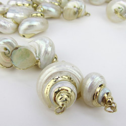 Natural Shell Charm / 天然シェルチャーム【White Snail ホワイト巻貝】2個 4枚目の画像