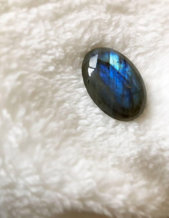 再販！！宇宙な天然石☆大きめラブラドライトのルース　ヘアゴム　 2枚目の画像