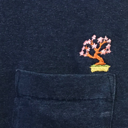 桜＆富士山 刺繍 インディゴ染めTシャツ（ポケット付） 2枚目の画像