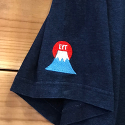 桜＆富士山 刺繍 インディゴ染めTシャツ（ポケット付） 3枚目の画像