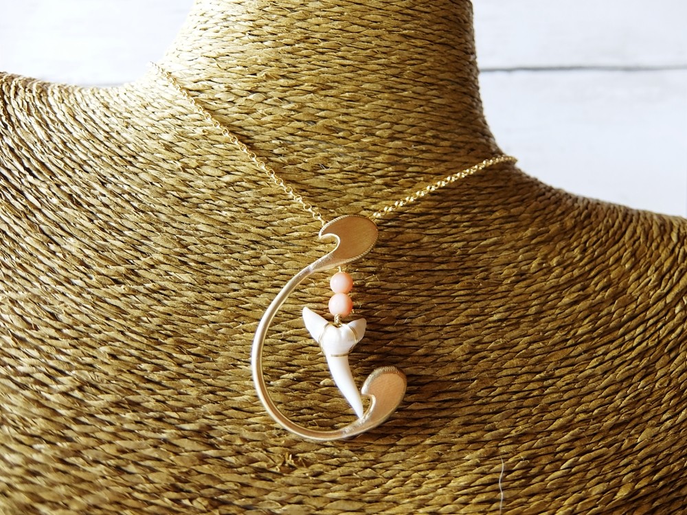 サメの歯と波モチーフのネックレス・ピンクサンゴ