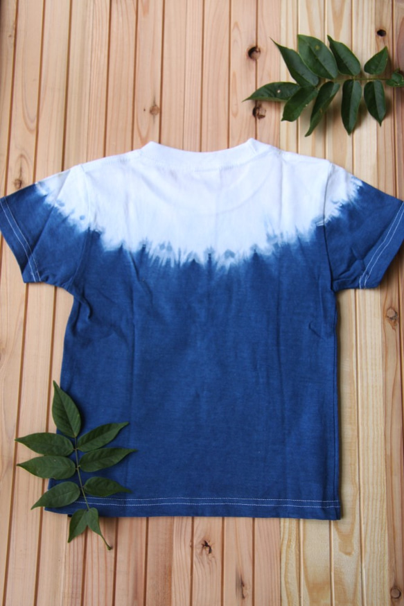 こどもの藍染Tシャツ・富士山みたいな二色の・１１０センチ 2枚目の画像