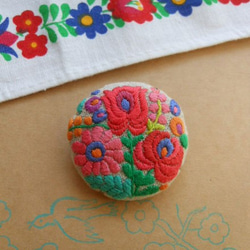 ハンガリーの赤いお花刺繍　ブローチ　Ｃ 1枚目の画像