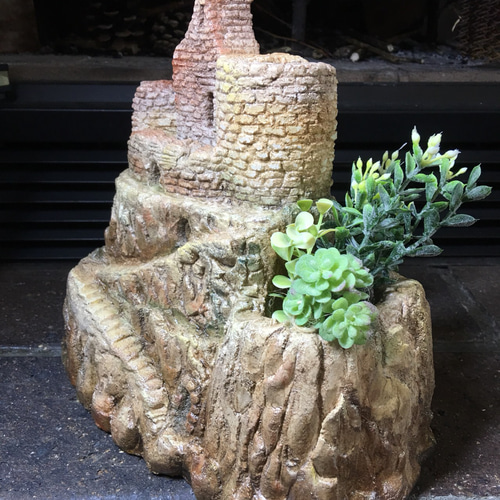 断崖上に建つ古城 モルタルアート 植物ポット品切れ 一輪挿し