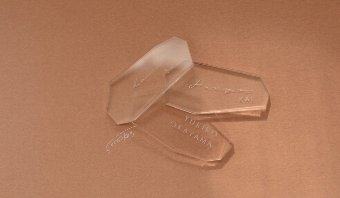 透明なアクリル席札