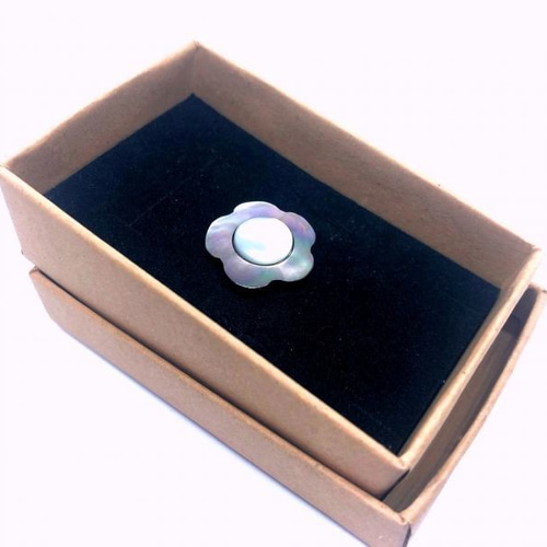 花型のラペルピン・ブートニエール ピンバッチ 【送料無料】白蝶貝・黒