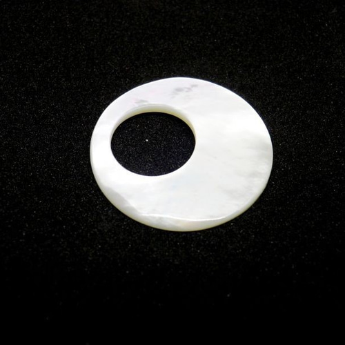 貝パーツ 丸型に大きな穴 白蝶貝 アクセパーツ [110-SH2173-111-0M
