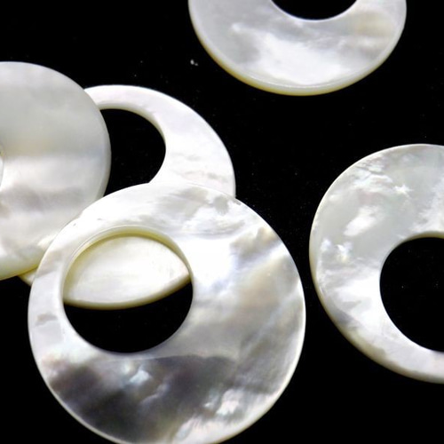 貝パーツ 丸型に大きな穴 白蝶貝 アクセパーツ [110-SH2173-111-0M