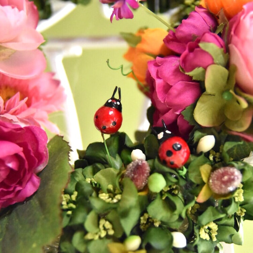 てんとう虫とラナンキュラスのリース（ピンクグリーン） リース Floral