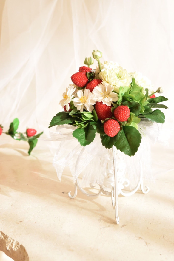 【送料無料、ブーケスタンド付き】Mさまのいちごのハッピーブーケと花冠 8枚目の画像