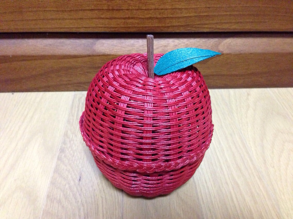 ころんと可愛いエコクラフトで作ったリンゴの小物入れ フリーボックス