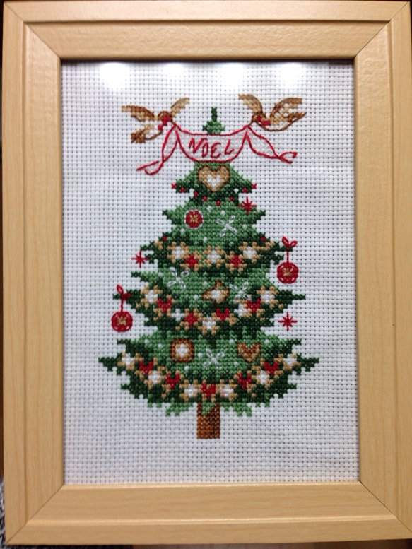 【感謝祭中】☆クリスマスツリーとリスサンタ☆クロスステッチ刺繍☆オーナメントタペ ☆刺繍キット クロスステッチ クリスマスツリー足元カバー Made