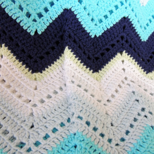 送料無料》ギザギザ模様（シェブロン柄）のブランケット＊ブルー系